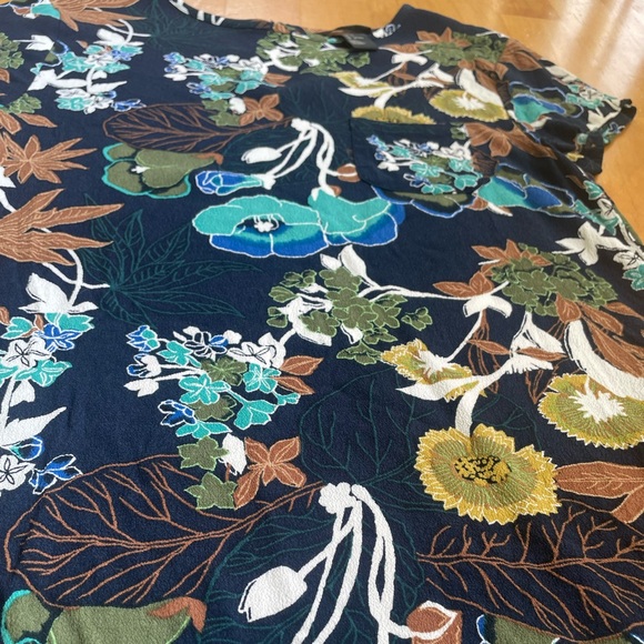 H&M Navy Blue Floral Top with Keyhole Back Size 4 - Picture 2 of 10